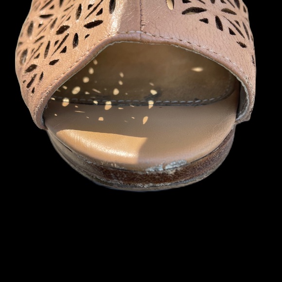 Adrienne Vittadini Laser Cut Tan Nude Slingback Open Toe Heels Size 10 M READ - Picture 11 of 13